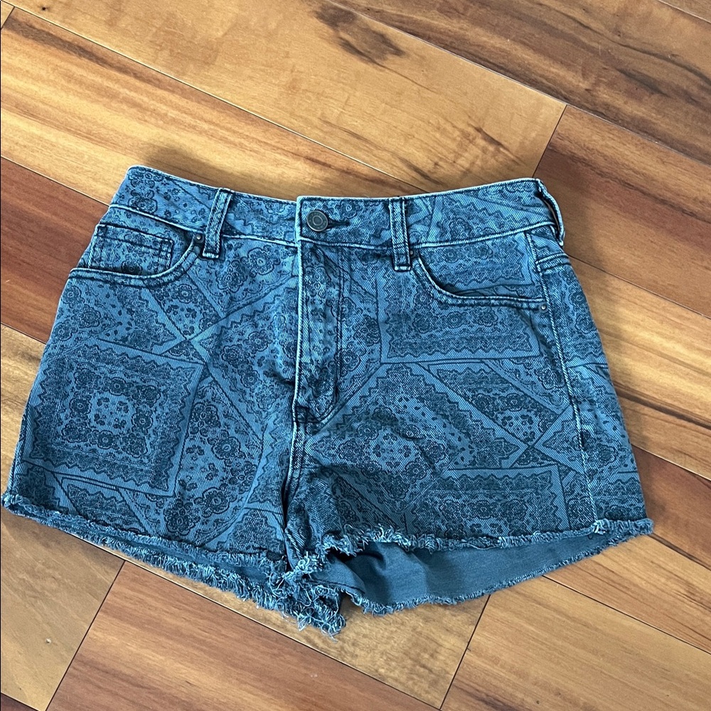 PacSun High Rise Festival Denim shorts black paisley size 25